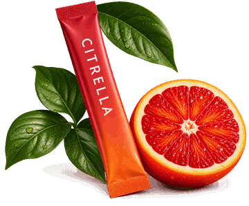 Citrella Stick an eine halbe Blutorange und grüne Blätter gelehnt
